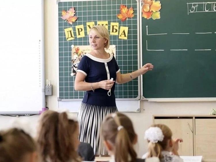 Программа повышения квалификации "ФООП и ФГОС 2024: деятельность учителя начальных классов в соответствии с новыми требованиями." направлена на обновление знаний и навыков педагогов в свете новых образовательных стандартов и требований. Она включает в себя изучение изменений в законодательстве, современных методиках преподавания, использовании цифровых технологий, а также работе с детьми с особыми образовательными потребностями. 