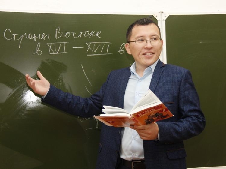 Программа повышения квалификации "ФООП и ФГОС: деятельность учителя истории, обществознания в соответствии с новыми требованиями. Методики и практики преподавания истории, обществознания в современной школе", соответствующая новым требованиям ФООП и ФГОС, включает в себя современные методики и практики преподавания, а также знакомит с актуальными изменениями в образовательных стандартах. 