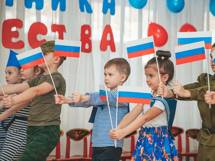 Программа повышения квалификации "Вектор перемен «Время первых» - духовно-нравственное воспитание в ДО" направлена на духовно-нравственное воспитание в дошкольных образовательных организациях (ДО). Эта программа разработана для того, чтобы помочь педагогам дошкольных учреждений освоить современные методы и подходы к формированию у детей основ нравственности, патриотизма, уважения к традициям и ценностям. Она включает в себя теоретические знания, практические занятия, методические рекомендации и мастер-классы по организации работы с детьми в этом направлении.