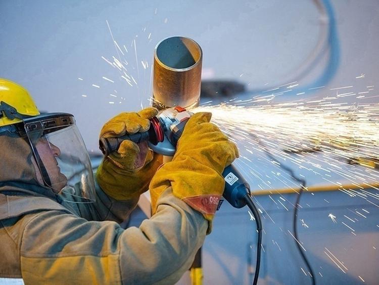Программа профессионального обучения "Электрогазосварщик" направлена на подготовку специалистов, обладающих знаниями и навыками в области ручной дуговой сварки и газовой сварки, а также в обслуживании соответствующего оборудования. Программа включает теоретические и практические занятия, изучение требований охраны труда и правил безопасности при проведении сварочных работ. 